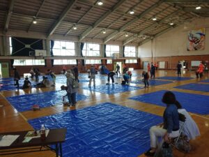 地域の防災訓練に参加する住民たちが避難経路を確認している様子